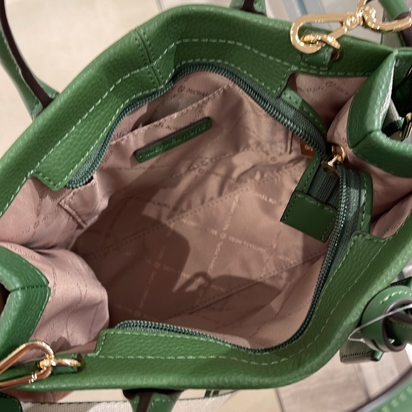 Michael Kors Mirella Small Pebbled Leather Shopper Crossbody XBODY Bag MK
NWT - Picture 10 of 16